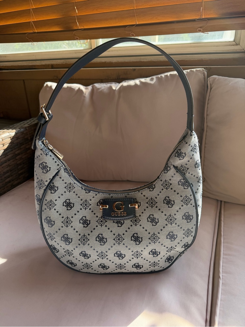 GUESS signature patterned hobo